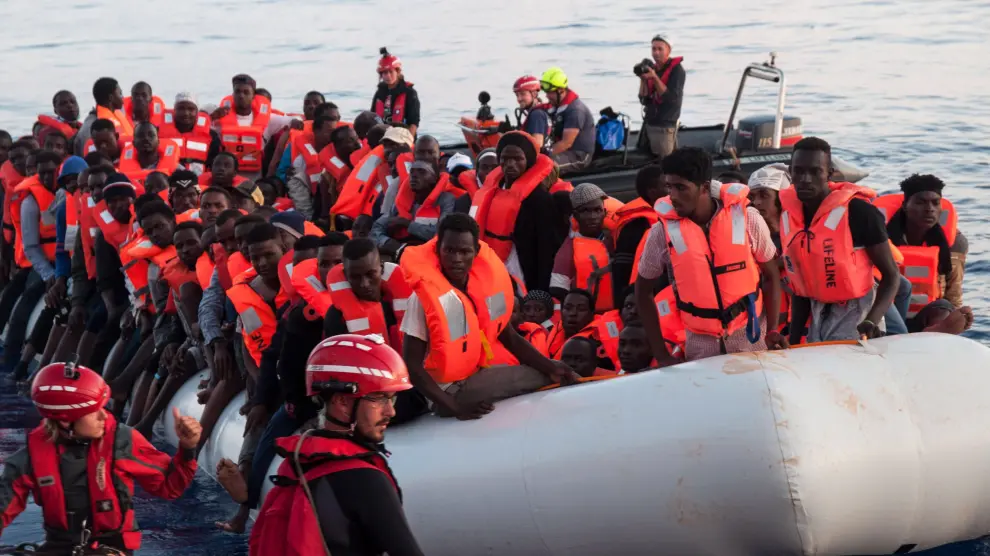 Fotografía cedida por la ONG alemana Mission Lifeline que muestra a varios inmigrantes rescatados en aguas internacionales del Mediterráneo a bordo del barco holandés Lifeline, el 21 de junio del 2018
