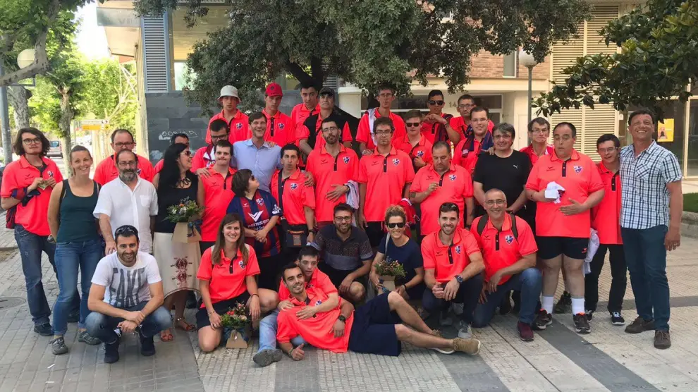 Foto de grupo con los participantes en la comida final de temporada de la SD Huesca de la Liga Genuine.
