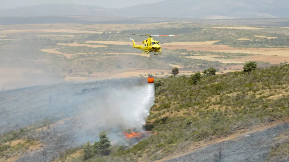 Un helicóptero sofoca el incendio iniciado en agosto de 2017 en la escombrera de Bronchales