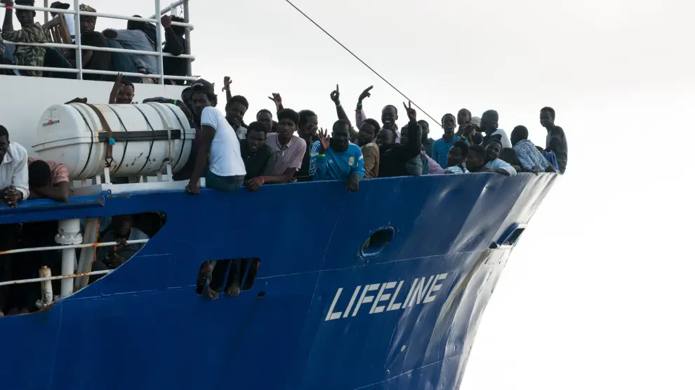 Migrantes en el barco de la ONG alemana Lifeline.