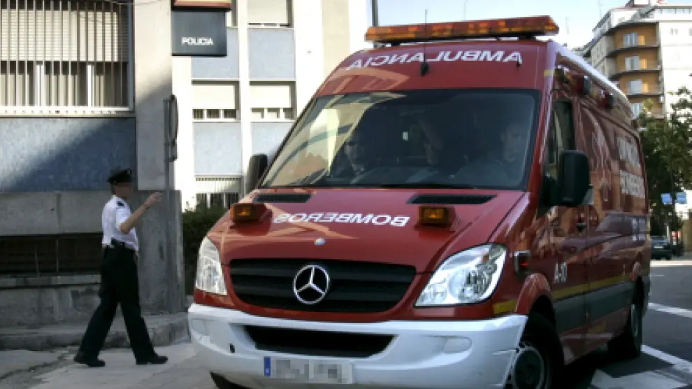 Imagen de archivo de una ambulancia de los Bomberos de Zaragoza como la que trasladó al joven epiléptico al hospital en diciembre de 2017.