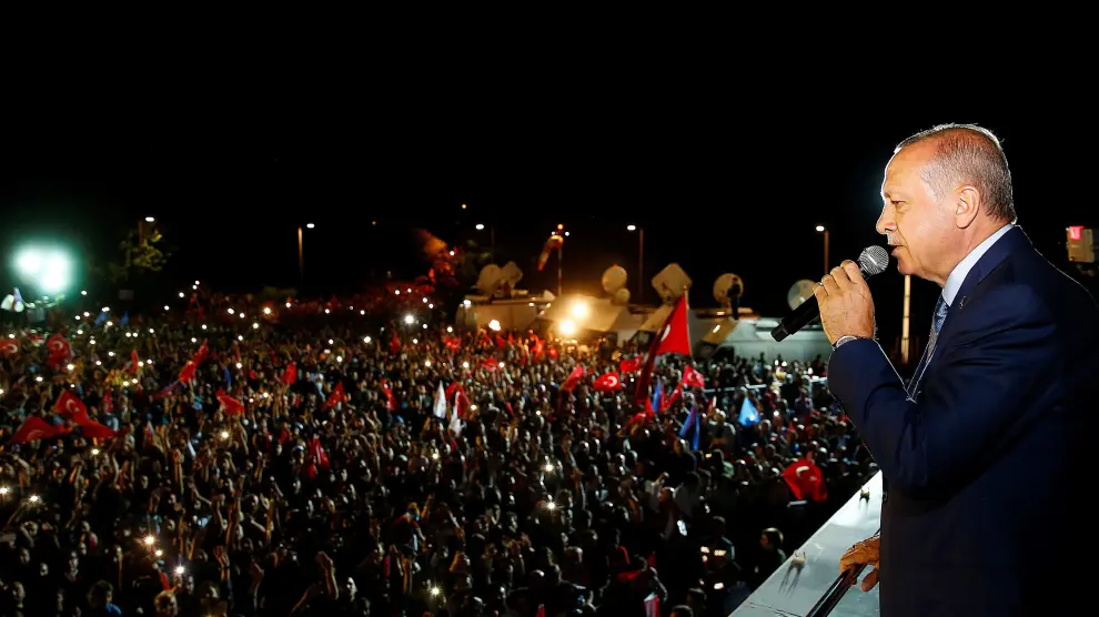 Erdogan se dirige a sus seguidores tras conocer los resultados de los comicios.