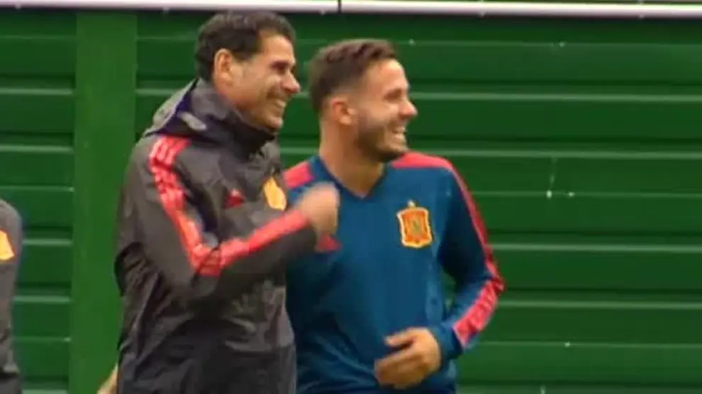 Sonrisas y 'buen rollo' entre los jugadores de España antes del choque contra Marruecos
