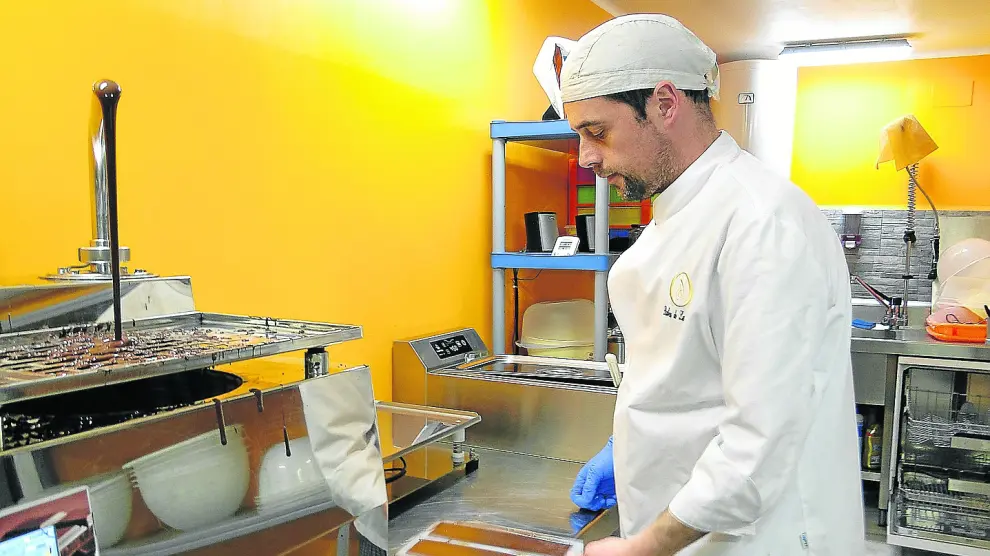 Rubén de La Hera, en plena tarea de elaboración de sus chocolates.