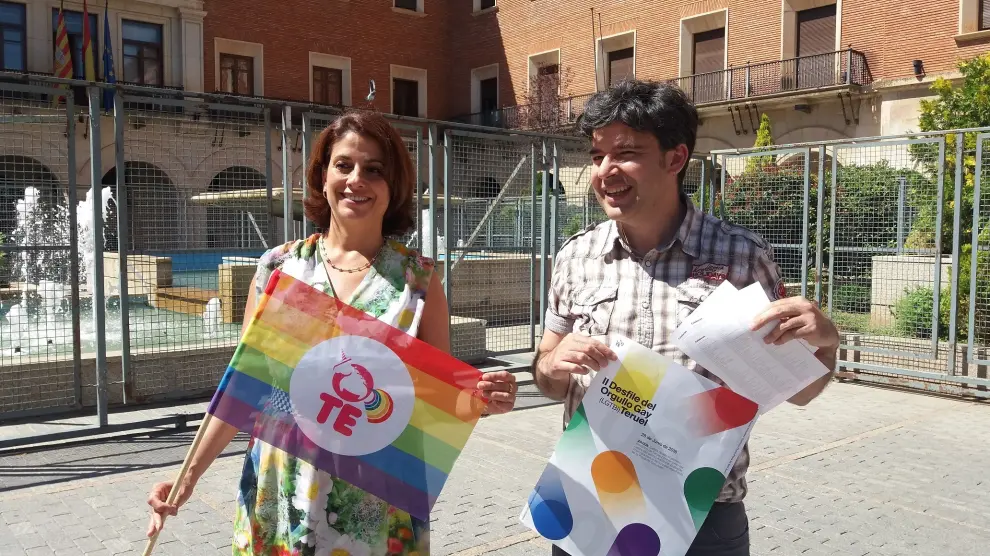 La alcaldesa de Teruel y el portavoz de la asociación Lavanda, en la presentación del Desfile del Orgullo.