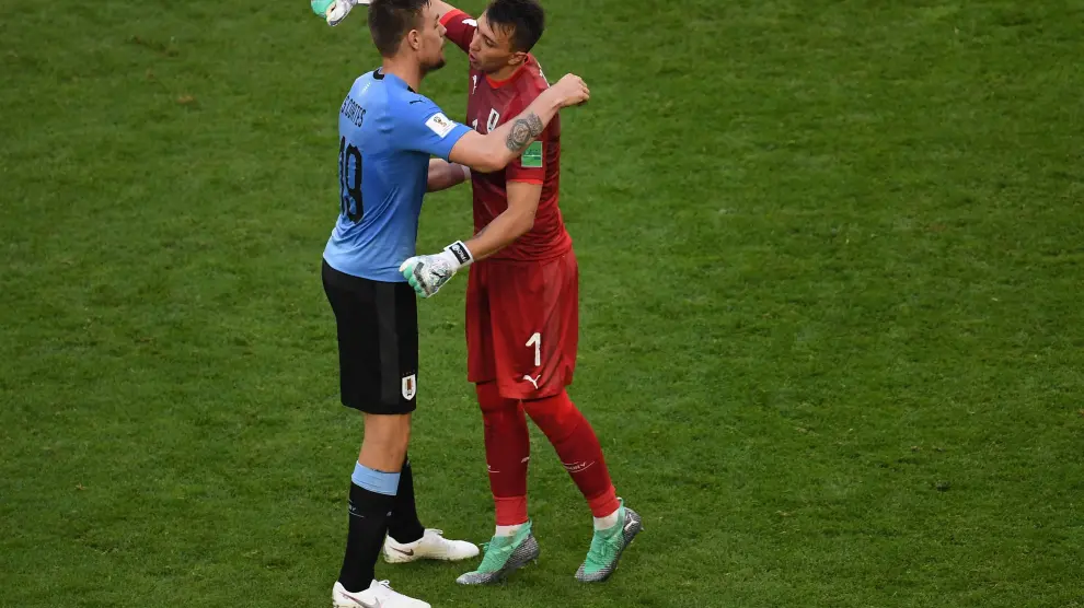 El defensa uruguayo Sebastián Coates se abraza con el portero Fernando Mulera al final del partido.