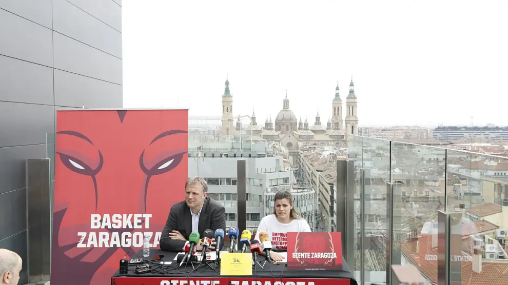 El gerente de Basket Zaragoza, Predrag Savovic, y la responsable de márketing del club, Alodia Villar, en el hotel Alfonso, escenario este martes de la presentación de la campaña de abonados