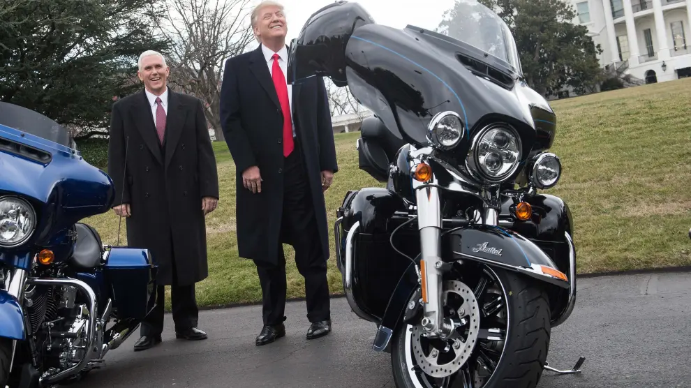 Donald Trump posa ante la Casa Blanca con una Harley-Davidson y un representante del fabricante de motos.