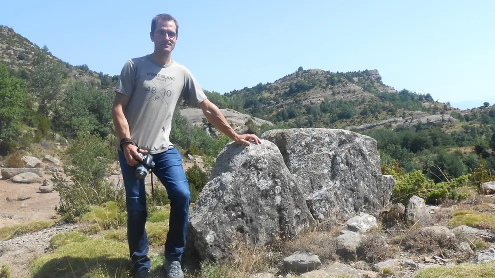 Óscar Buil, junto a uno de los dólmenes que ha recogido en sus obras.