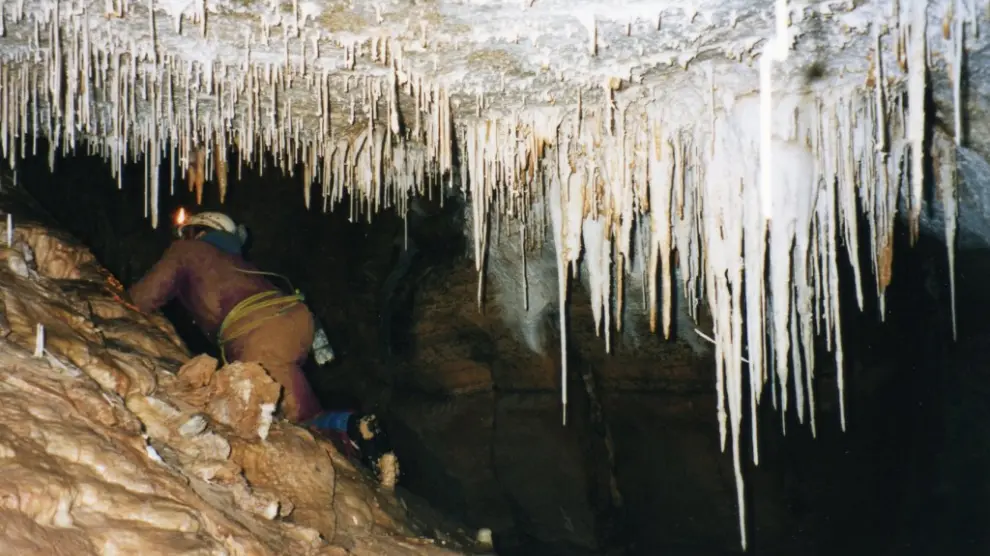 La cueva presenta espacios angostos y un sifón, el de Subils, emblemático en la espeleología española.