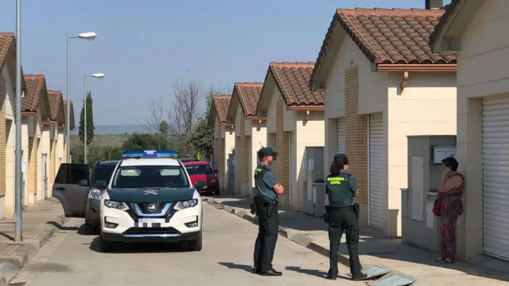 Foto de la Guardia Civil investigando la casa de la vivienda donde ocurrieron los hechos y la madre de la detenida.