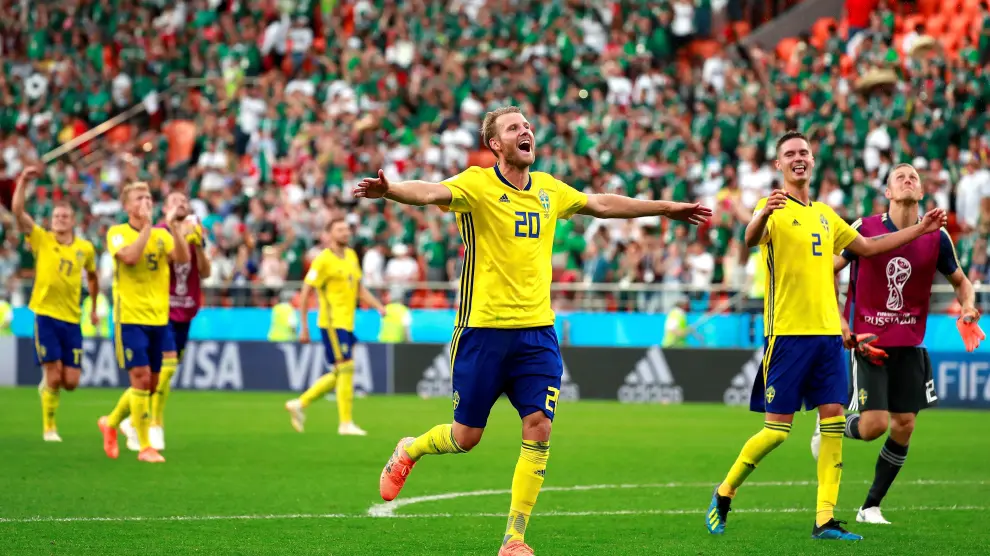 Los suecos celebran un gol.