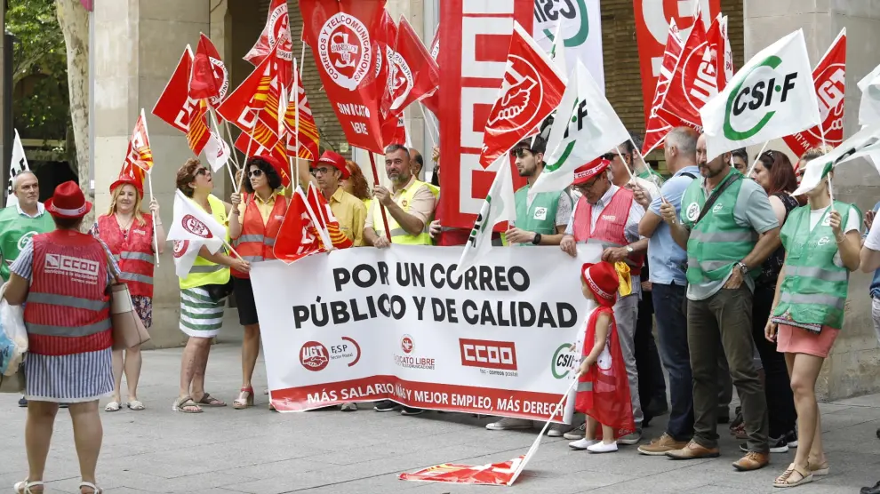 Protesta de delegados de Correos en la sede del paseo de la Independencia.