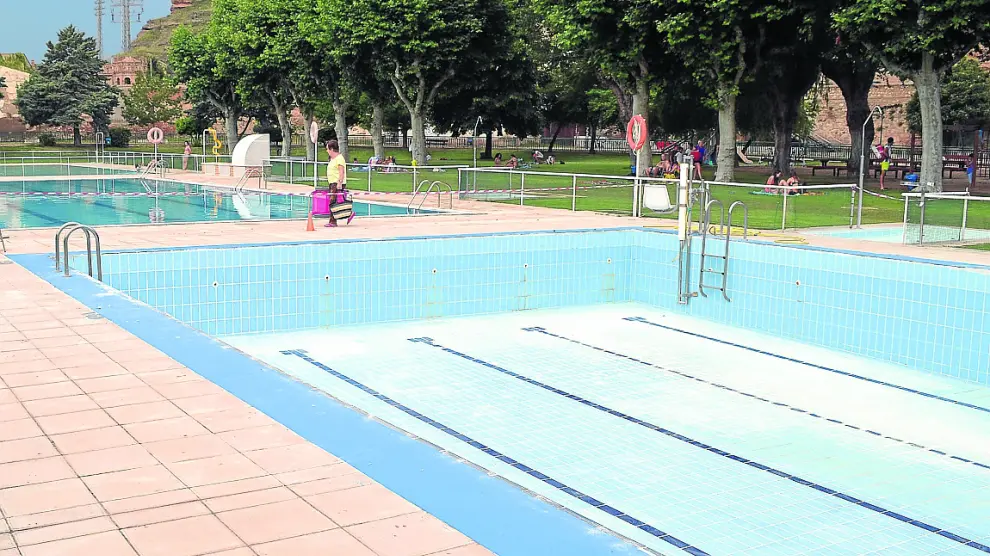 Uno de los vasos grandes de las piscinas municipales de Tarazona permanece vacío.