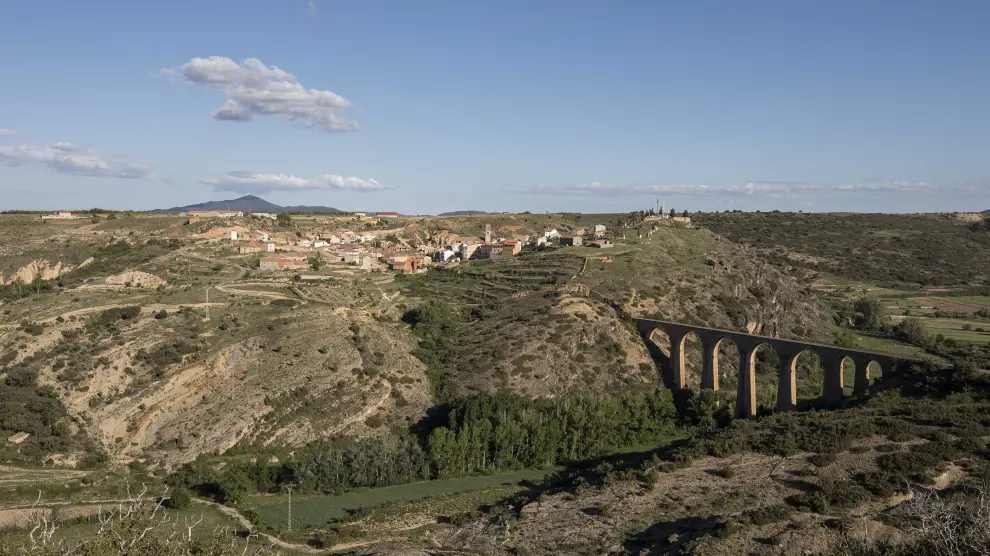 La Vía Verde Val de Zafán atraviesa Albentosa desde un gran puente.