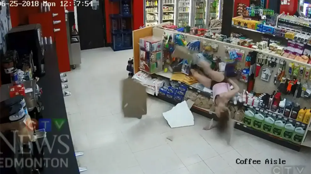 La mujer acabó cayendo sobre una estantería de la tienda y decidió entregarse a los agentes.