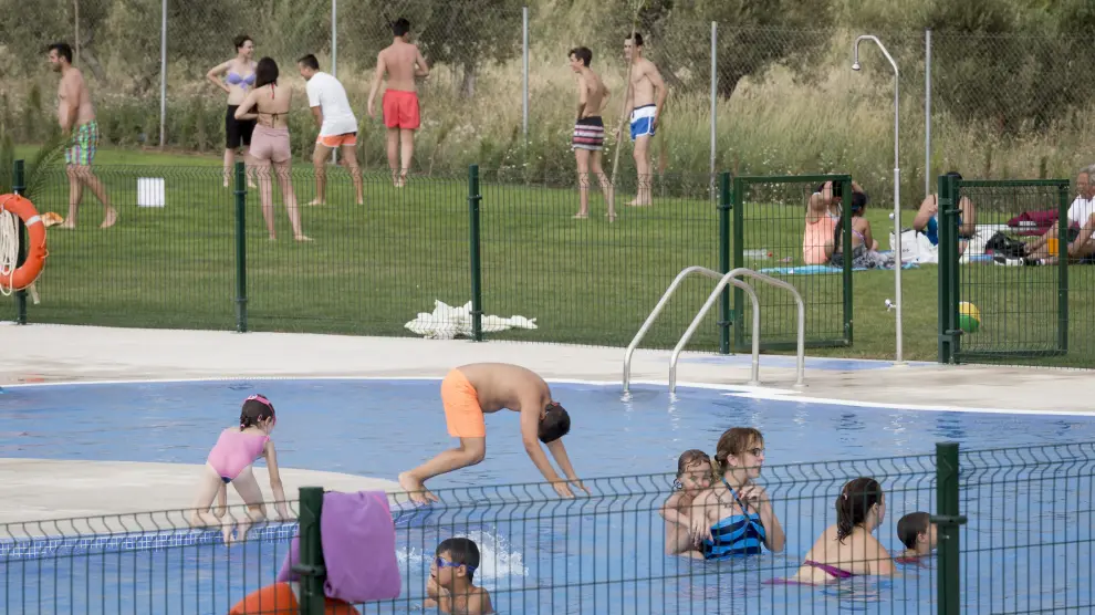 Numerosos usuarios acuden estos días a las nuevas piscinas municipales de Pinseque.