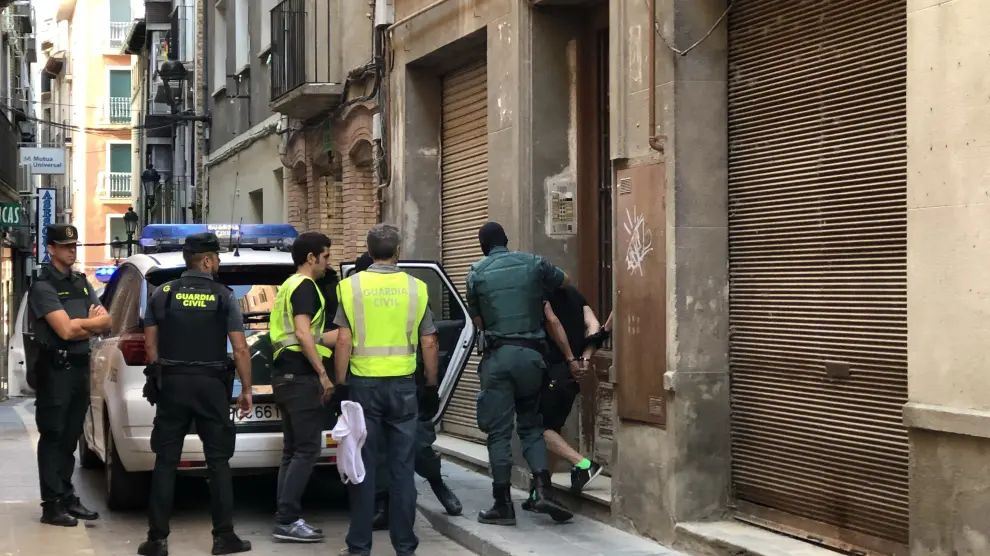 Foto del operativo en la calle Caballeros con la salida del detenido.