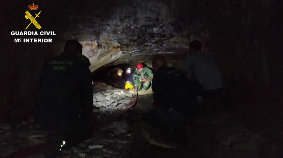 Los espeleólogos y sus rescatadores se acercan a la entrada de la cueva tras superar los sifones.
