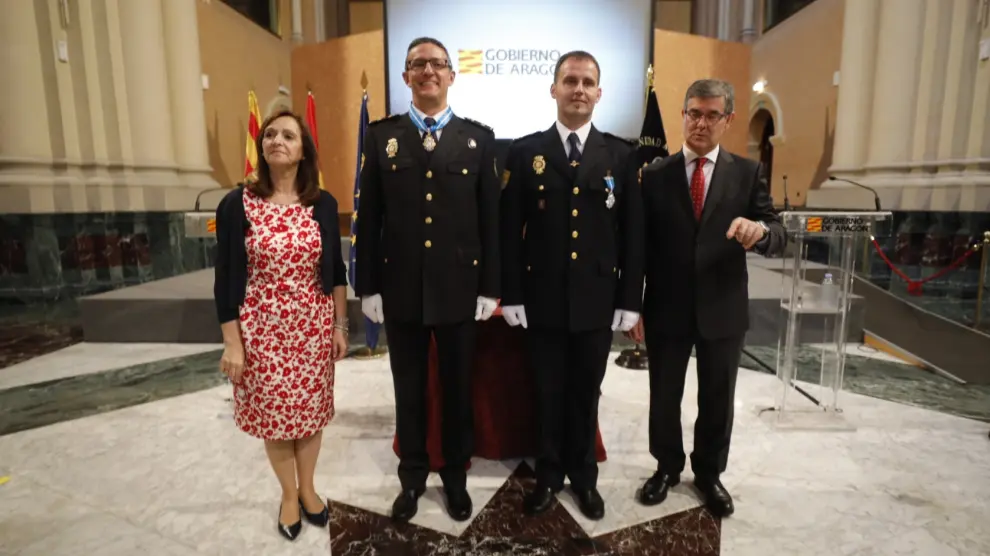 La delegada del Gobierno en Aragón, Carmen Sánchez, y el consejero de Presidencia, Vicente Guillén, con los policías condecorados José Antonio Lorente y Ramón Sanz.