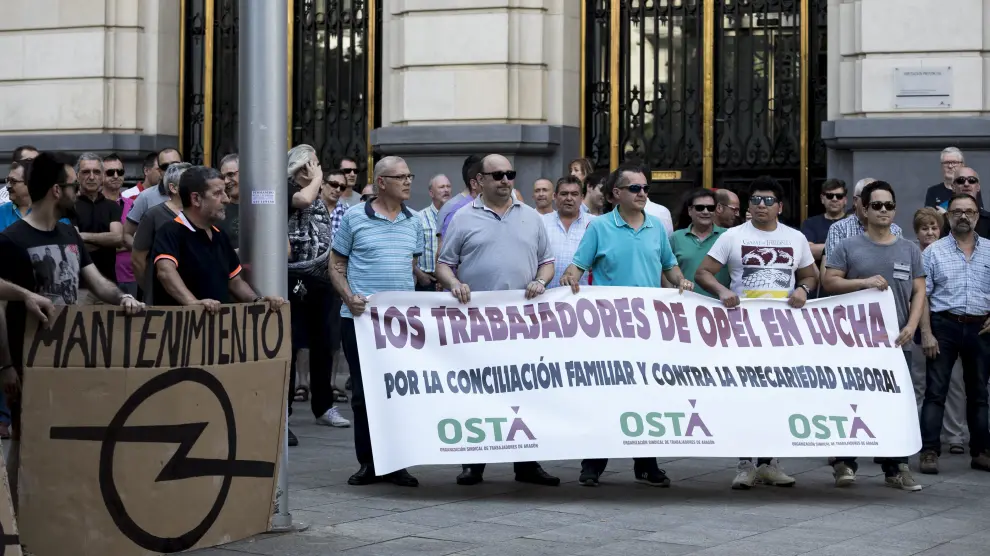 Protesta en Zaragoza de los trabajadores de mantenimiento de Opel