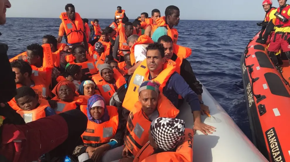 Proactiva salva a 60 inmigrantes y busca un puerto seguro para desembarcar.