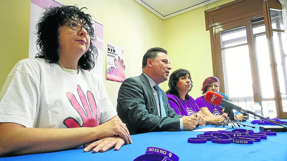 Juan Ciércoles, junto a miembros de la Coordinadora Feminista, durante la rueda de prensa.