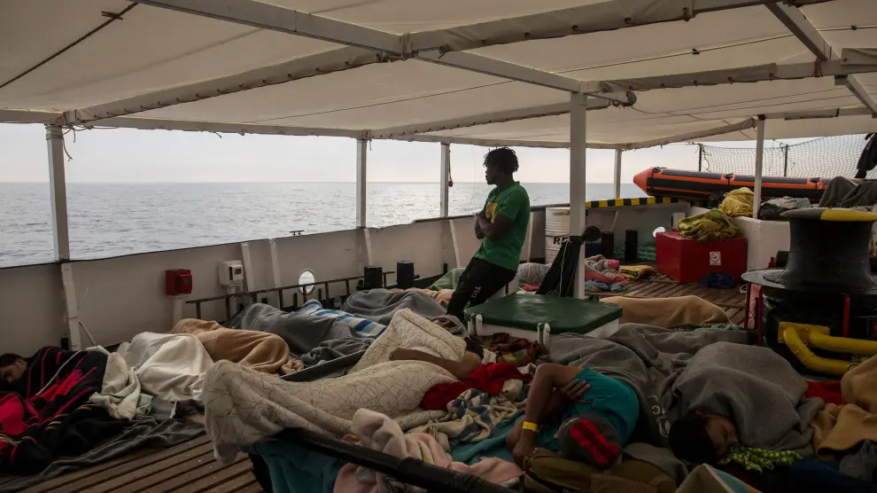 Migrantes a bordo de la embarcación de 'Open Arms'.