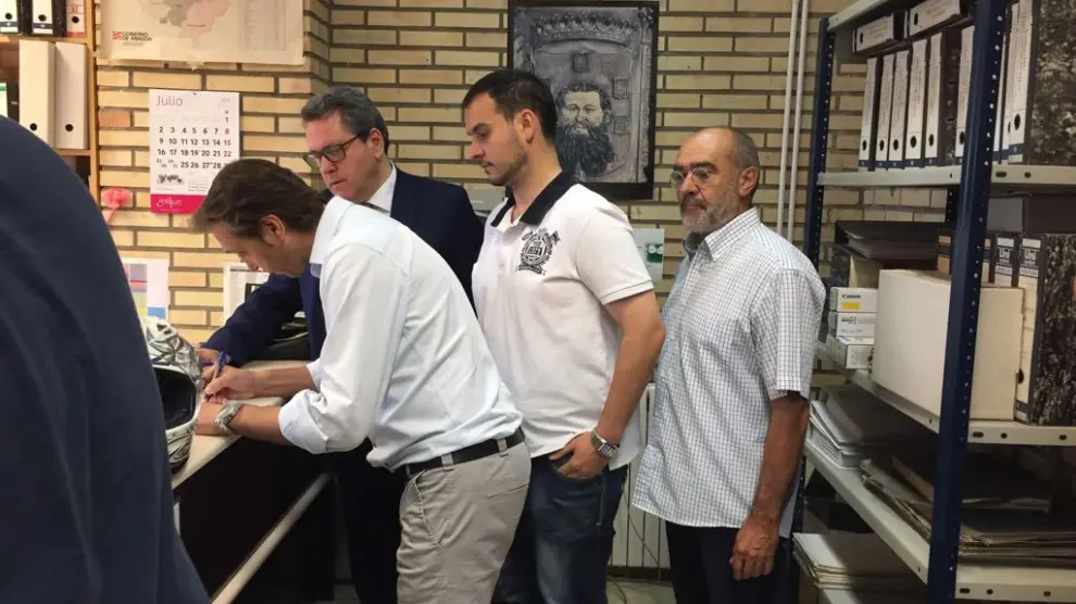 Concejales de la oposición registrando en el Ayuntamiento de Barbastro la moción.