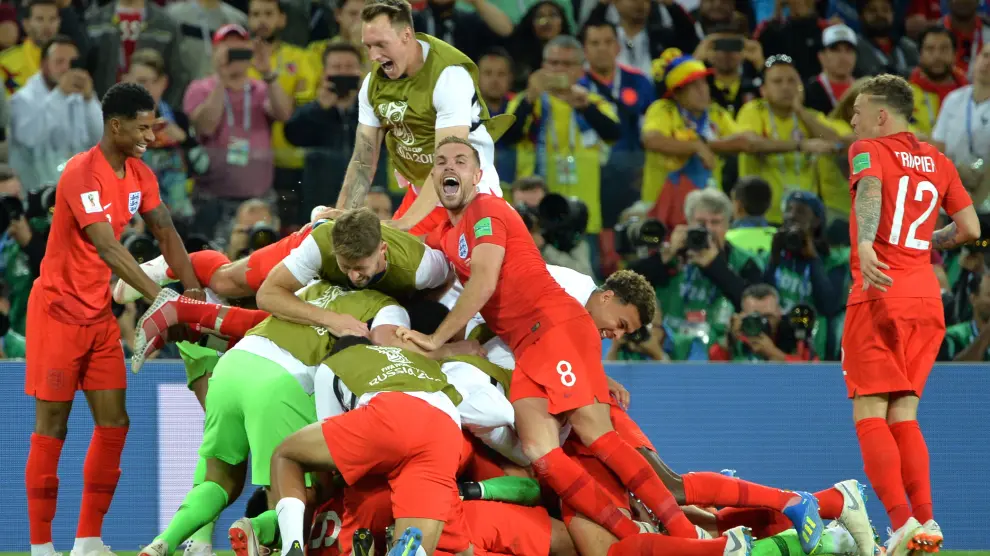 Jugadores de Inglaterra celebrando la victoria sobre Colombia.