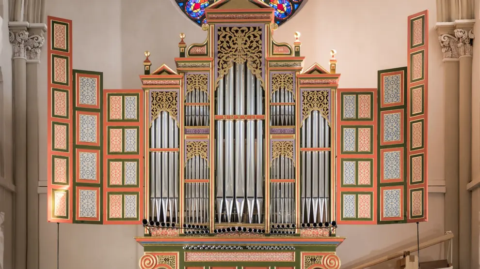 El órgano, poco después de ser instalado en el interior de la iglesia
