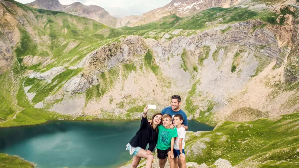 buen ejemplo de los lagos de montaña pirenaicos para recorrer en familia
