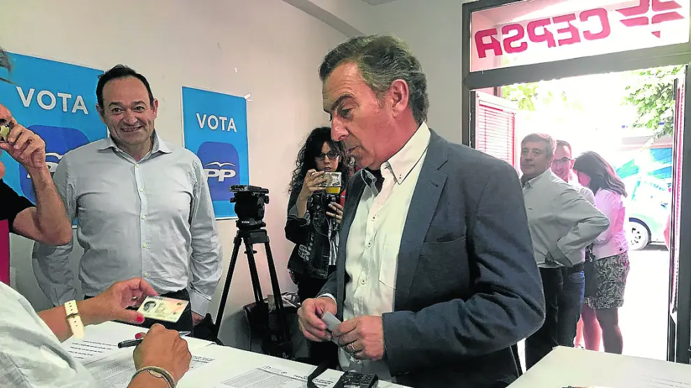 El presidente del PP-Aragón, Luis María Beamonte, votó ayer en la sede de Tarazona.