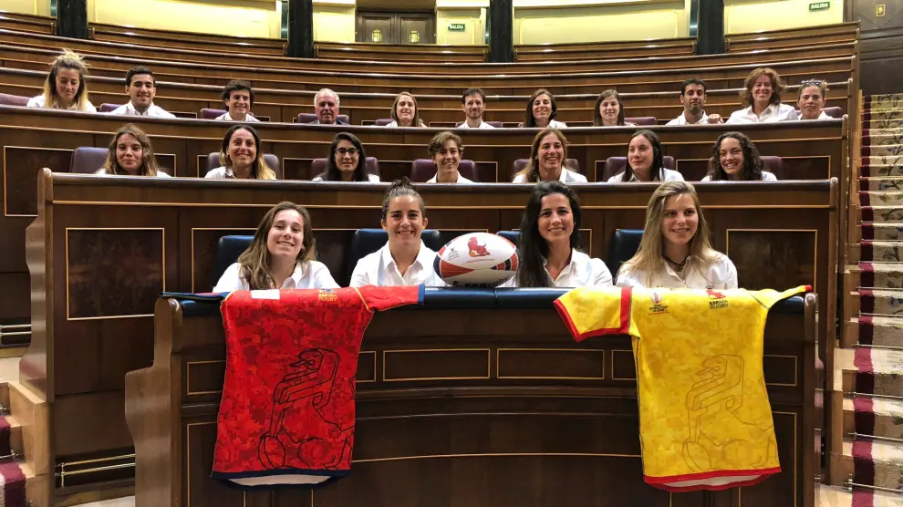 Las jugadoras de la selección española de rugby, posando en el Congreso.