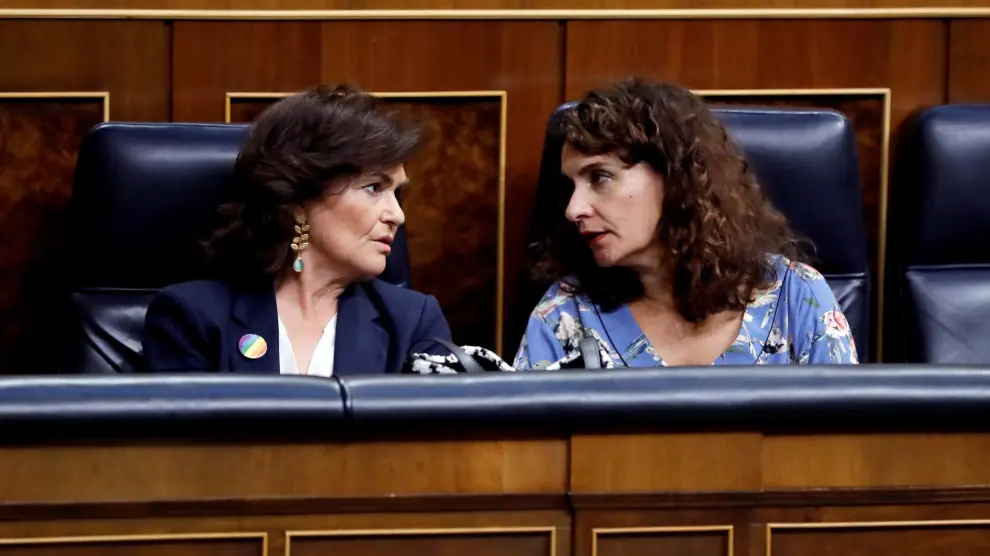 Carmen Calvo junto a María Jesús Montero en el Congreso.