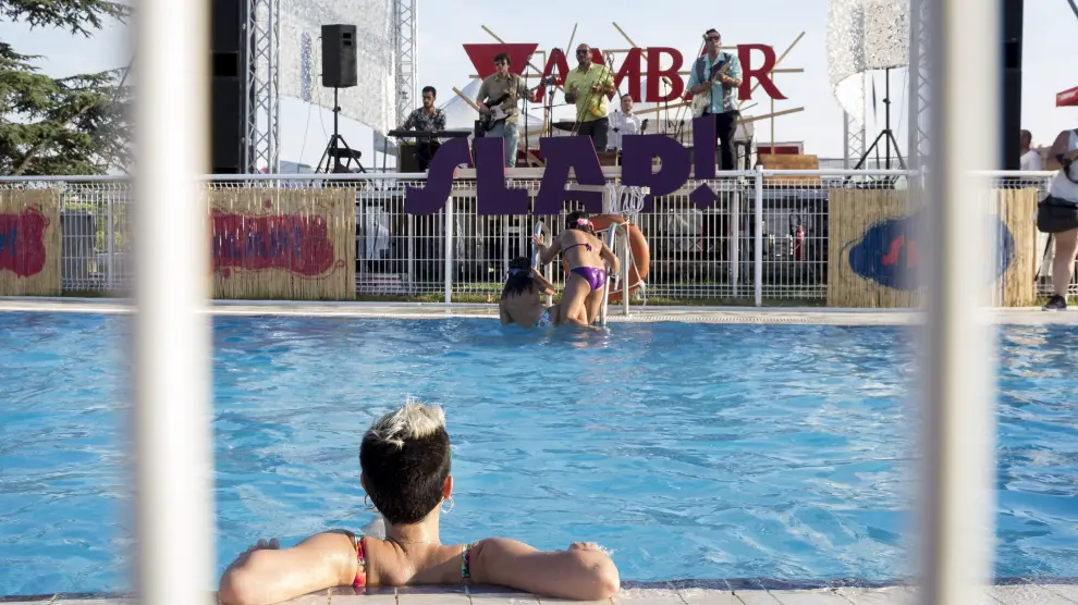 La banda aragonesa Humphrey & The Farmers abrió el festival y el público siguió el concierto desde la piscina.