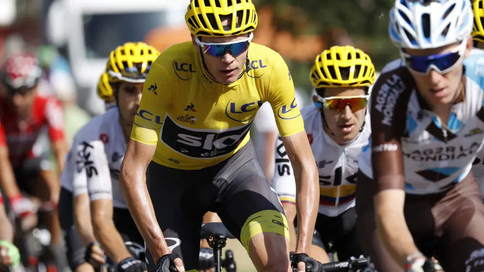 Chris Froome rueda en medio del pelotón durante la pasada edición del Tour de Francia