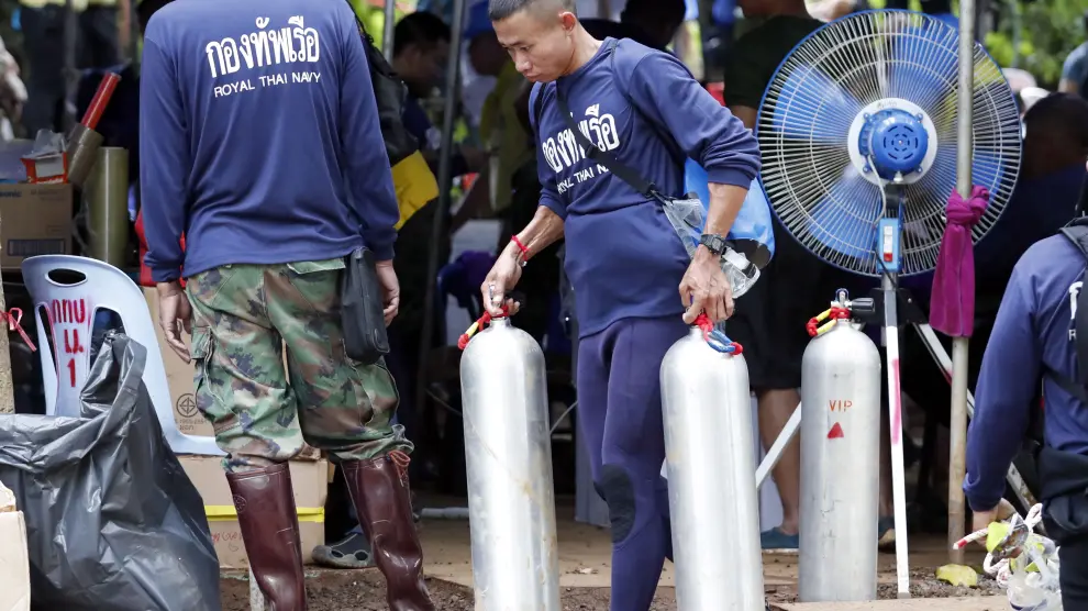 Personal de la marina tailandesa cargando tanques de oxígeno durante las operaciones de rescate.