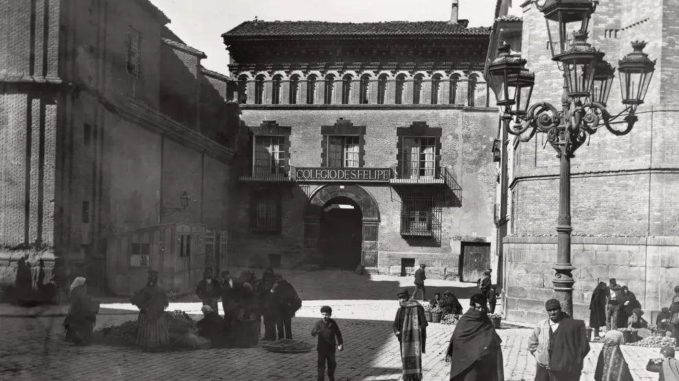 Una imagen de la plaza de San Felipe con el palacio de los condes de Argillo entre la iglesia de San Felipe y la Torre Nueva