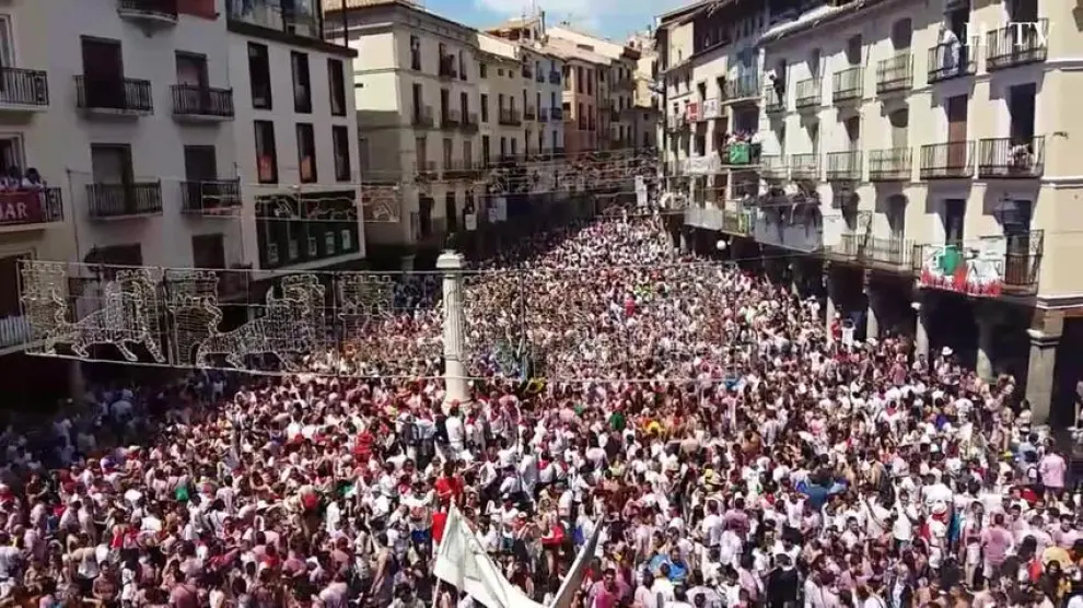 Miles de personas esperan el comienzo de las fiestas de la Vaquilla de Teruel