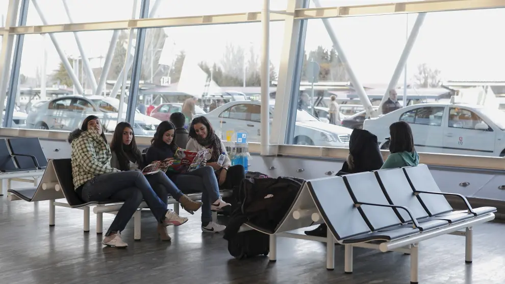 Imagen de archivo de un grupo de viajeros en la terminal del aeropuerto.