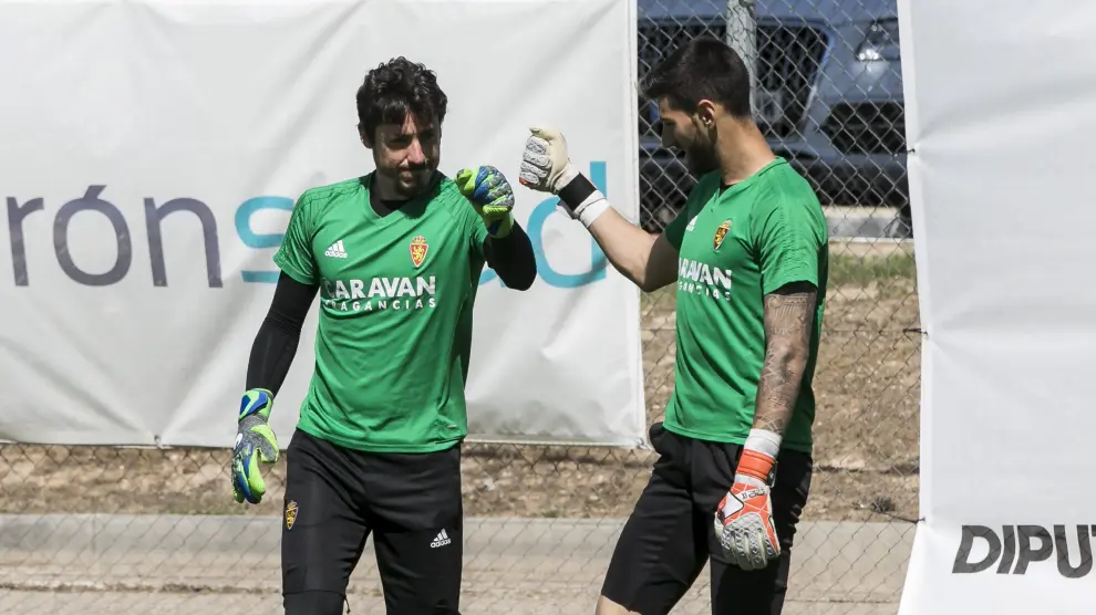 Cristian Álvarez y Álvaro Ratón se saludan en un entrenamiento.