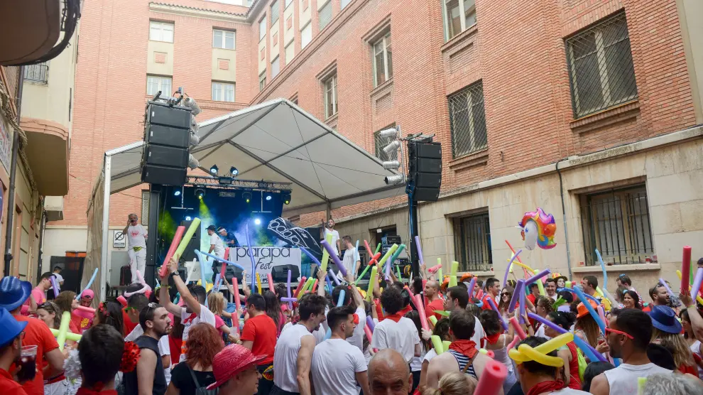 Verbena alternativa en El Chasco, con música electrónica y globos para animar la fiesta.