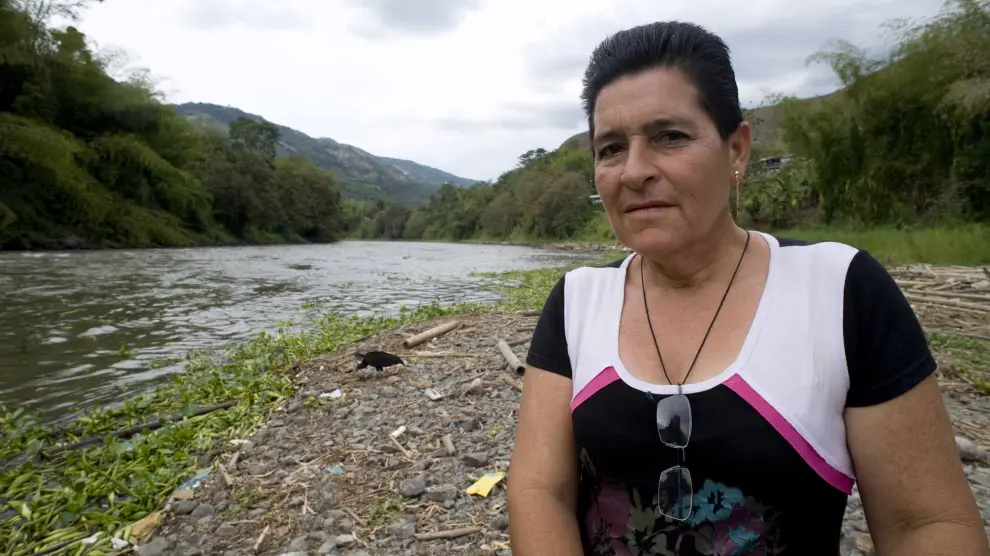 Inés Mejia en el río Cauca