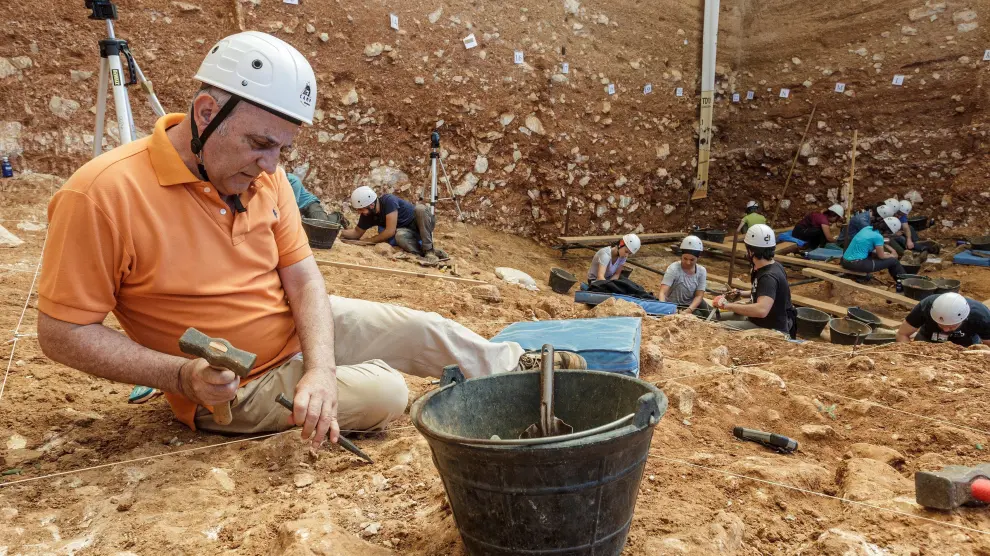 Unos arqueólogos trabajan en el yacimiento de la Gran Dolina, en Atapuerca