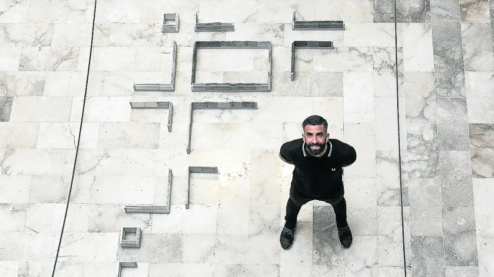 El artista oscense Antonio Fernández posa junto a su obra.