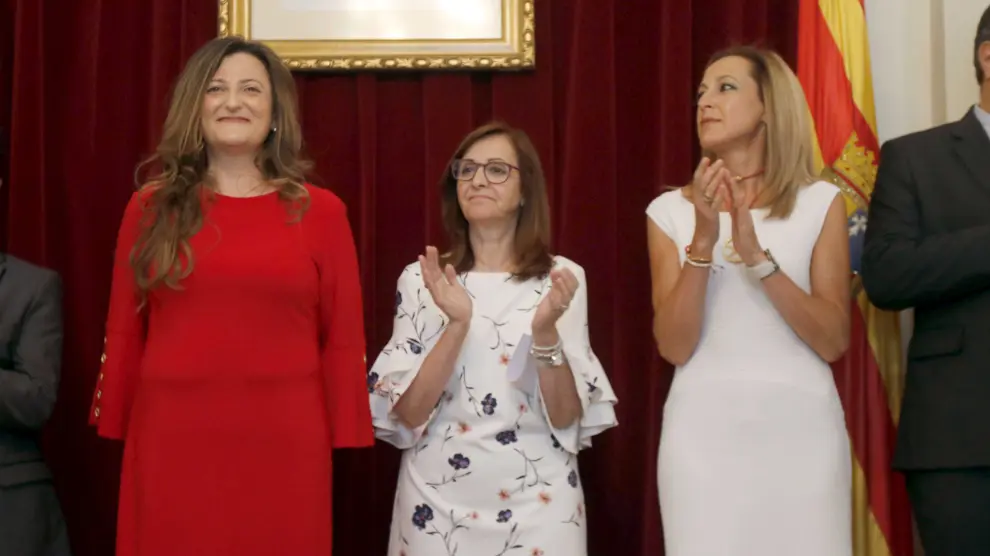 Isabel Blasco, la delegada del Gobierno en Aragón, Carmen Sánchez, y la anterior subdelegada en Huesca, María Teresa Lacruz.