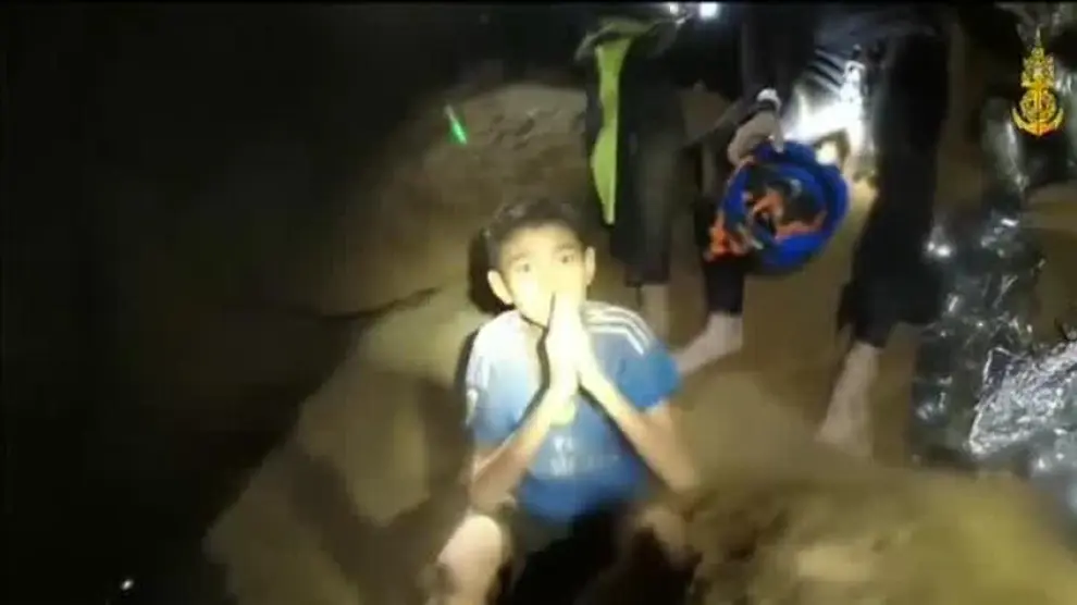 Los niños rescatados de la cueva "gozan de buena salud"