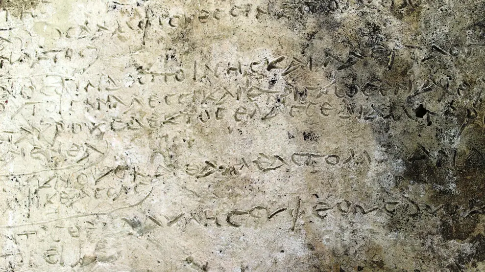 Vista de la tablilla de arcilla con la inscripción, hallada en Grecia.
