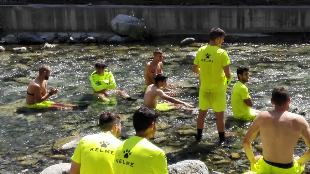 Varios jugadores del Huesca en el río Ésera tras la sesión matinal de este miércoles en Benasque.